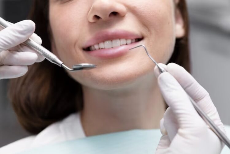 Chica sonriente en dentista