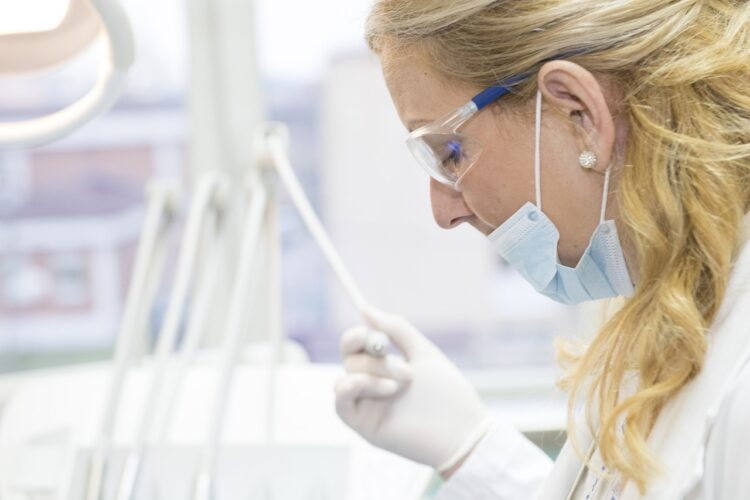 Tratamiento de Blanqueamiento Dental con Láser Recupera tu Sonrisa Resplandeciente
