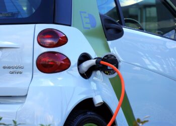 Coche eléctrico cargando en estación de recarga