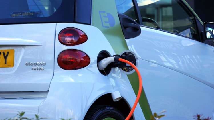 Coche eléctrico cargando en estación de recarga