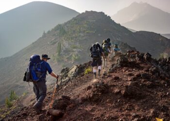 Senderista en ruta de montaña en España