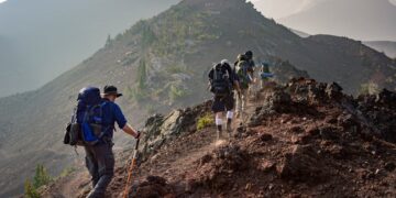 Senderista en ruta de montaña en España