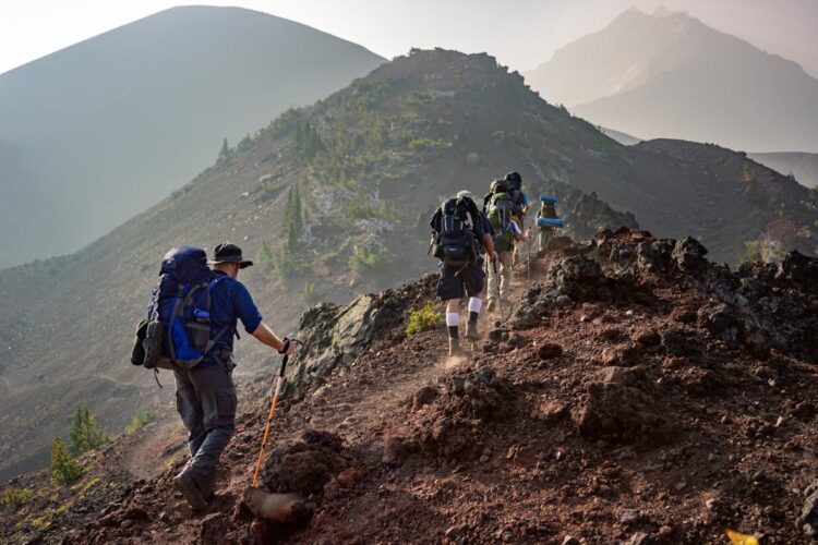Senderista en ruta de montaña en España