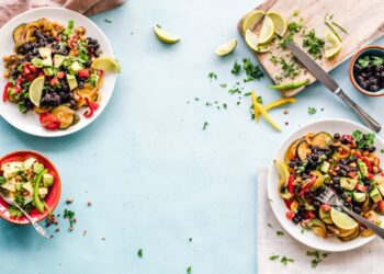 Alimentos antiinflamatorios saludables sobre mesa