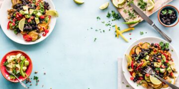 Alimentos antiinflamatorios saludables sobre mesa