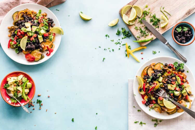 Alimentos antiinflamatorios saludables sobre mesa