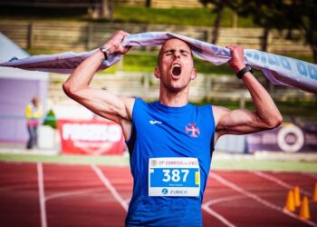 Corredor preparándose para una carrera de 10 kilómetros