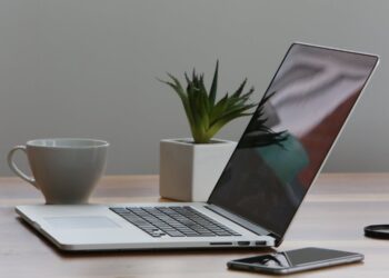 Portátil moderno sobre escritorio de trabajo