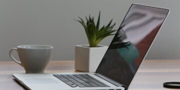 Portátil moderno sobre escritorio de trabajo