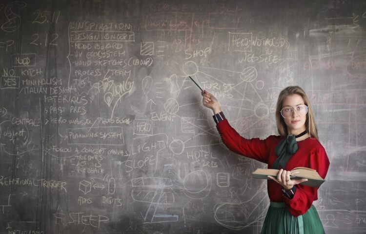 Persona estudiando con técnicas basadas en neurociencia