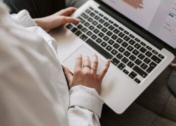 Concepto de minimalismo digital y desconexión tecnológica