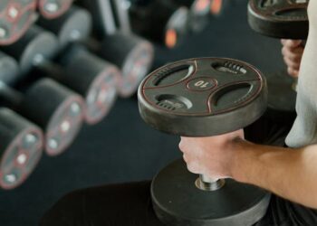 Persona realizando entrenamiento funcional en gimnasio