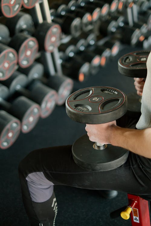 Persona realizando entrenamiento funcional en gimnasio