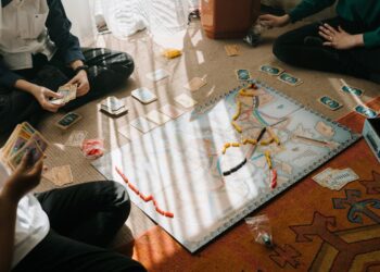Grupo de amigos disfrutando de juegos de mesa