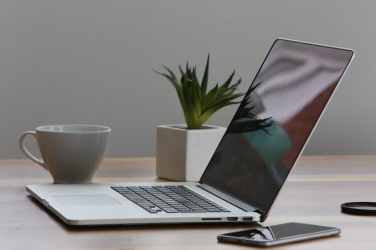 Portátil moderno sobre escritorio de trabajo