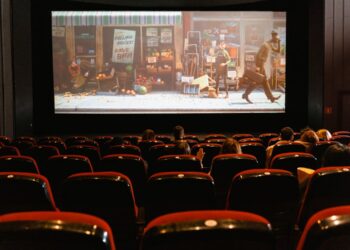 Persona viendo series documentales en plataforma de streaming